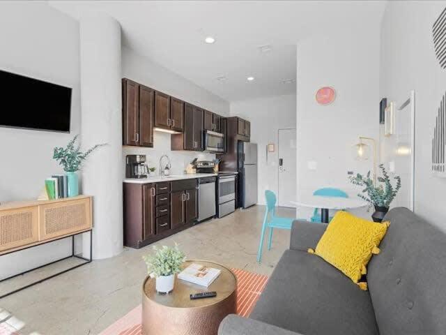 Cozysuites Gorgeous Sdo Downtown Apartment *